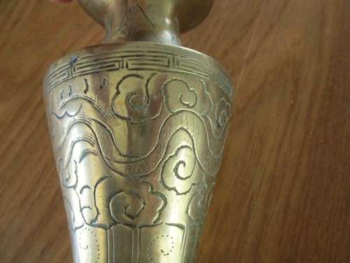 A  VINTAGE SOLID BRASS CHINESE VASE ENGRAVED WITH DRAGON
