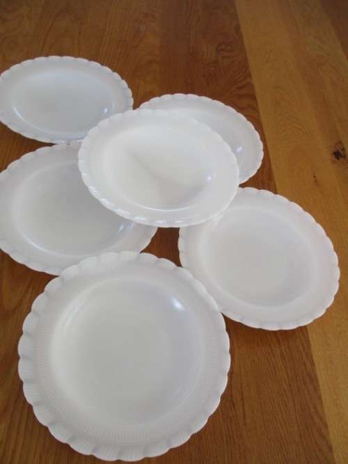 SIX VINTAGE MILK GLASS PLATES