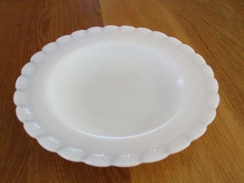 SIX VINTAGE MILK GLASS PLATES