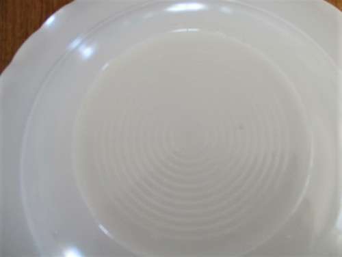 SIX VINTAGE MILK GLASS PLATES