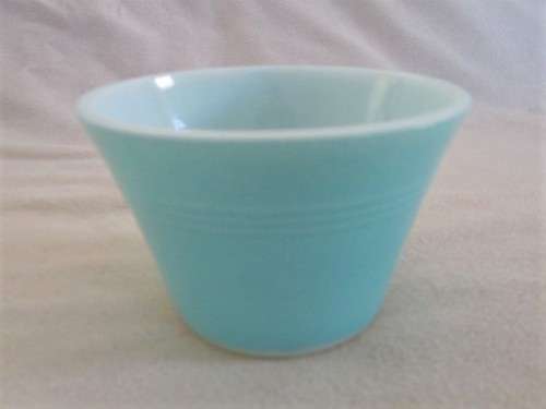 TWO PRETTY VINTAGE PYREX RAMEKINS - MADE IN ENGLAND