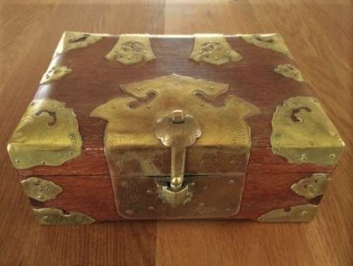 VINTAGE CHINESE WOODEN BOX WITH DETAILED BRASS OVERLAY AND TURTLE LATCH - MARK AND SIGNATURE ON BASE