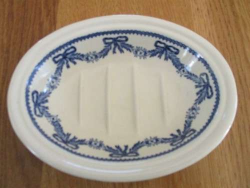 A VINTAGE MASON'S (MEMBER OF WEDGEWOOD) CRABTREE & EVELYN BLUE AND WHITE SOAP DISH