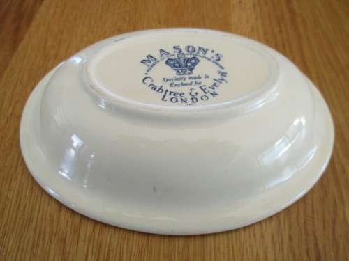 A VINTAGE MASON'S (MEMBER OF WEDGEWOOD) CRABTREE & EVELYN BLUE AND WHITE SOAP DISH