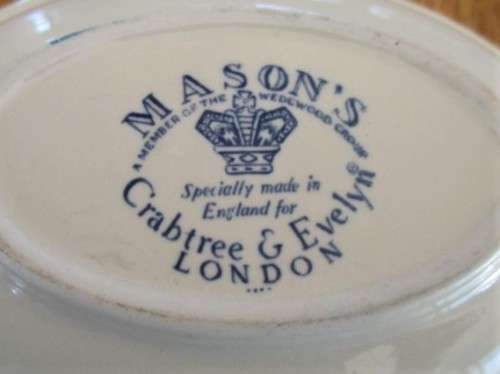 A VINTAGE MASON'S (MEMBER OF WEDGEWOOD) CRABTREE & EVELYN BLUE AND WHITE SOAP DISH