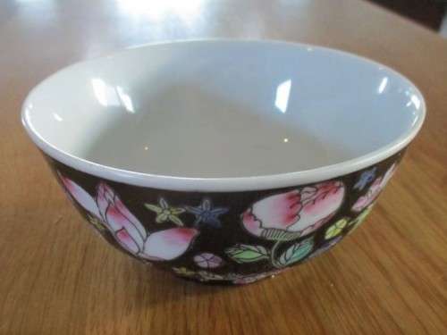 A SET OF FOUR BEAUTIFUL FAMILLE NOIRE CHINESE BOWLS AND TWO SPOONS