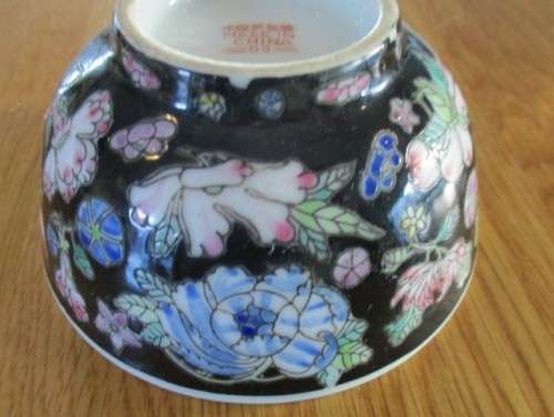 A SET OF FOUR BEAUTIFUL FAMILLE NOIRE CHINESE BOWLS AND TWO SPOONS