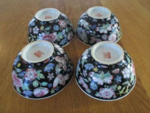 A SET OF FOUR BEAUTIFUL FAMILLE NOIRE CHINESE BOWLS AND TWO SPOONS