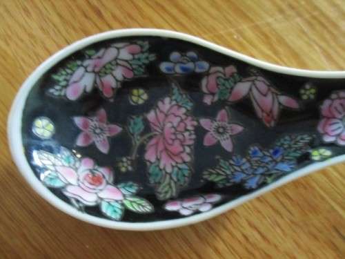 A SET OF FOUR BEAUTIFUL FAMILLE NOIRE CHINESE BOWLS AND TWO SPOONS