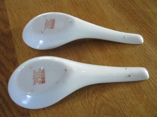 A SET OF FOUR BEAUTIFUL FAMILLE NOIRE CHINESE BOWLS AND TWO SPOONS