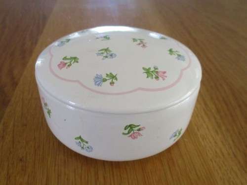 A VINTAGE 1980's BIGGIE BEST PORCELAIN TRINKET BOX