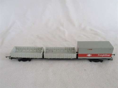 N0 9  - FREIGHTLINER (NO WHEELS - SPARE PARTS?)
