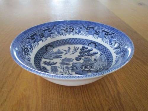 PRETTY BLUE AND WHITE CHURCHILL, ENGLAND WILLOW PATTERN  BREAKFAST DISH