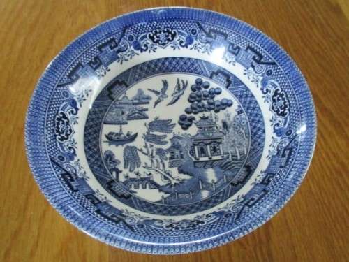 PRETTY BLUE AND WHITE CHURCHILL, ENGLAND WILLOW PATTERN  BREAKFAST DISH