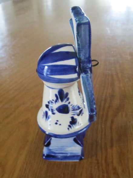 PRETTY BLUE AND WHITE DUTCH WINDMILL WITH ROTATING BLADES