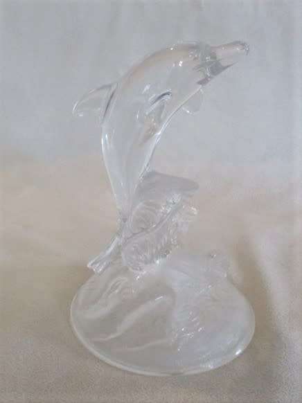 A BEAUTIFUL GLASS DOLPHIN IN PERFECT CONDITION - 16CM TALL