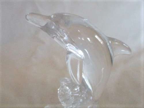 A BEAUTIFUL GLASS DOLPHIN IN PERFECT CONDITION - 16CM TALL