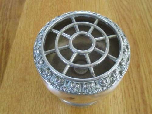 A PRETTY ORNATE SILVER PLATED  IANTHE OF ENGLAND POSY VASE.