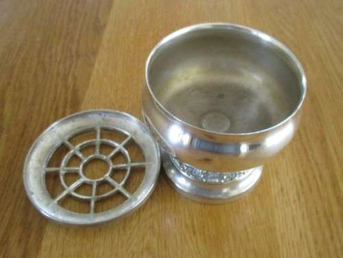 A PRETTY ORNATE SILVER PLATED  IANTHE OF ENGLAND POSY VASE.