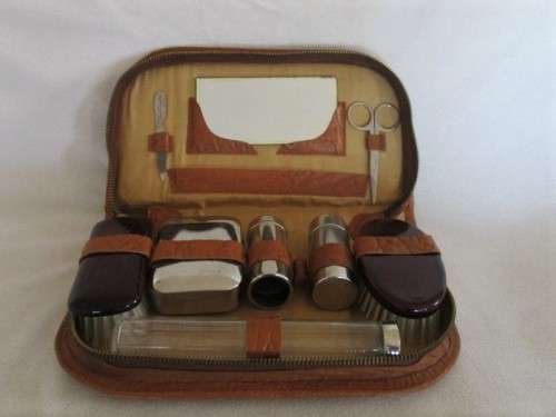 A GENTLEMAN'S ZIP-UP TRAVEL SET