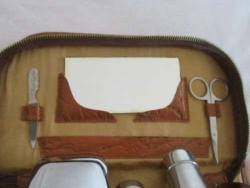 A GENTLEMAN'S ZIP-UP TRAVEL SET