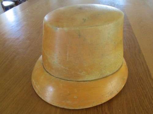 STRAIGHT OUT OF GREAT GATSBY AND THE ROARING TWENTIES!  ANTIQUE MILLINER'S WOODEN HAT MOULD