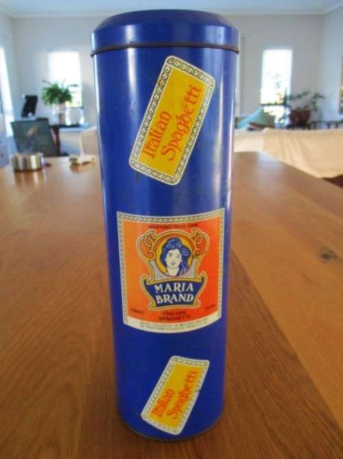 A RATHER RARE VINTAGE 'MARIA BRAND" ITALIAN SPAGHETTI TIN IN GOOD CONDITION - PRE-BAR CODE