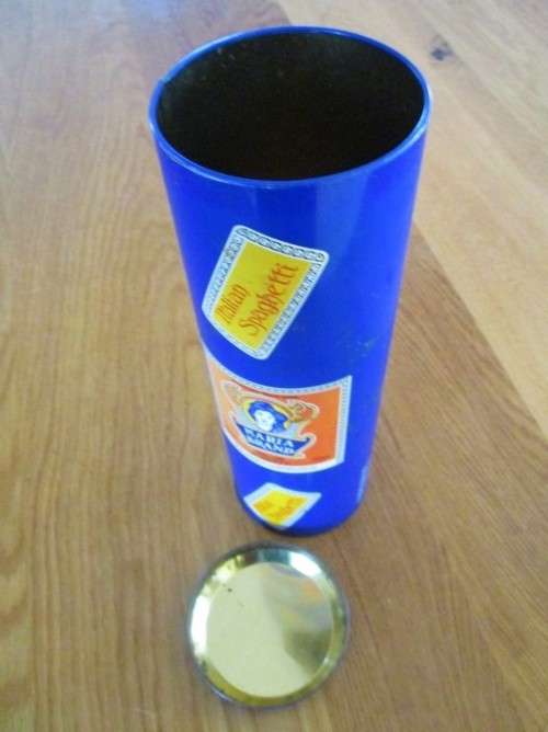 A RATHER RARE VINTAGE 'MARIA BRAND" ITALIAN SPAGHETTI TIN IN GOOD CONDITION - PRE-BAR CODE