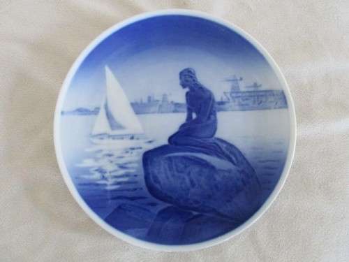 LOVELY LARGE ROYAL COPENHAGEN BLUE AND WHITE PORCELAIN PLATE DEPICTING DENMARK`S LITTLE MERMAID