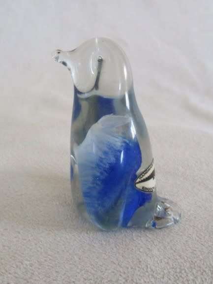 SMALL NGWENYA GLASS PENGUIN WITH SWIRL IN PERFECT CONDITION
