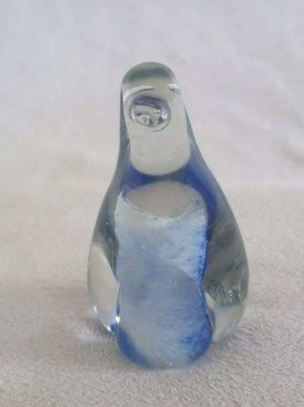 SMALL NGWENYA GLASS PENGUIN WITH SWIRL IN PERFECT CONDITION