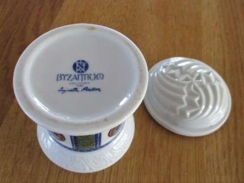 ELIZABETH ARDEN HOLDER FROM THE `BRYZANTIUM` SERIES