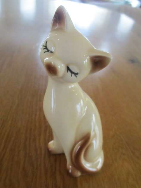 FOUR VERY CUTE PORCELAIN SIAMESE CATS