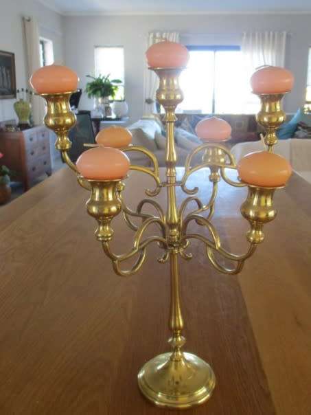 BEAUTIFUL LARGE VINTAGE SOLID BRASS SEVEN ARM CANDELABRA WITH SEVEN CANDLES