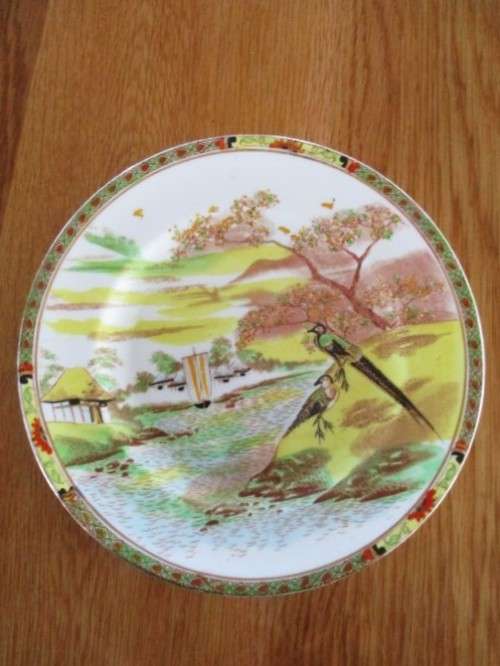 ANTIQUE MIKADO, ENGLAND PLATE WITH WALL HANGER DEPICTING ORIENTAL SCENE