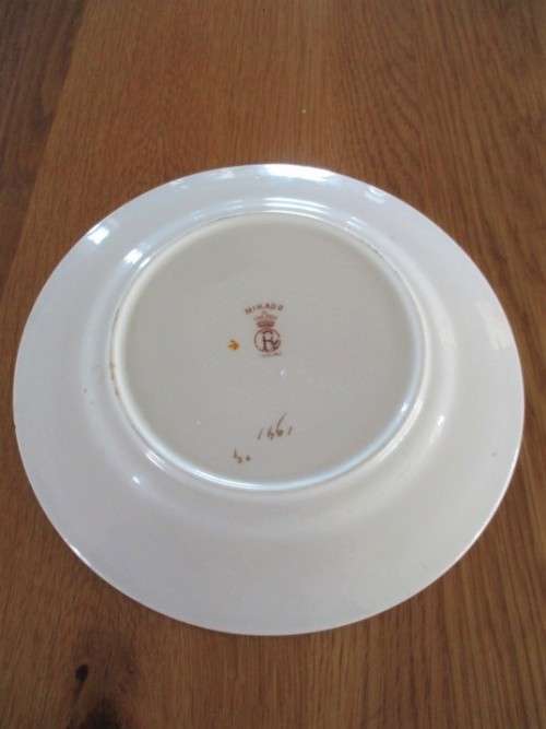 ANTIQUE MIKADO, ENGLAND PLATE WITH WALL HANGER DEPICTING ORIENTAL SCENE