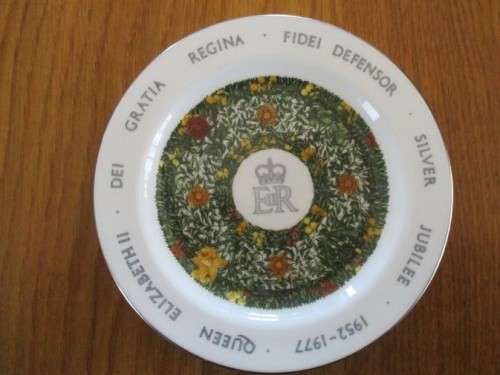 A SMALL COLLECTABLE VINTAGE 1977 PLATE OF QUEEN ELIZABETH`S SILVER JUBILEE