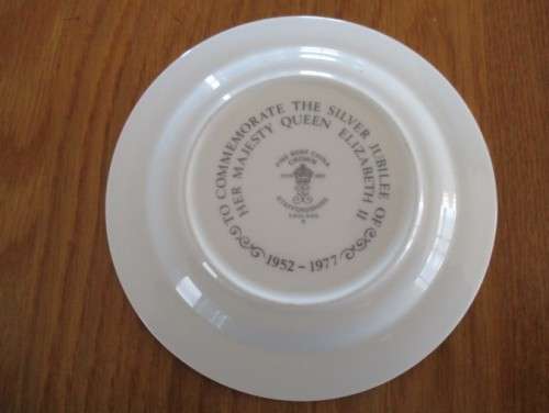 A SMALL COLLECTABLE VINTAGE 1977 PLATE OF QUEEN ELIZABETH`S SILVER JUBILEE