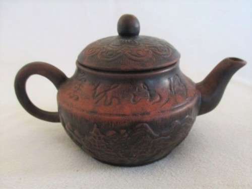 SMALL DECORATIVE VINTAGE CHINESE YIXING TEAPOT