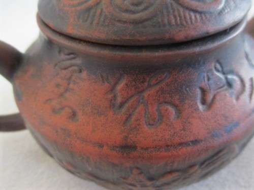 SMALL DECORATIVE VINTAGE CHINESE YIXING TEAPOT