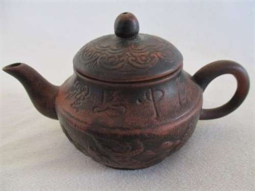 SMALL DECORATIVE VINTAGE CHINESE YIXING TEAPOT