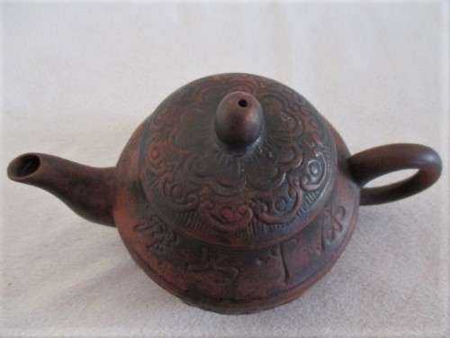 SMALL DECORATIVE VINTAGE CHINESE YIXING TEAPOT