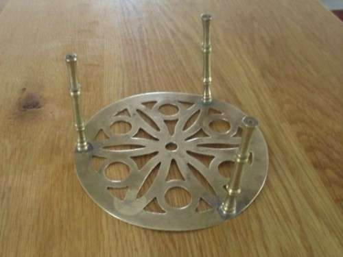 SMALL VINTAGE SOLID BRASS TRIVET TEAPOT/KETTLE STAND