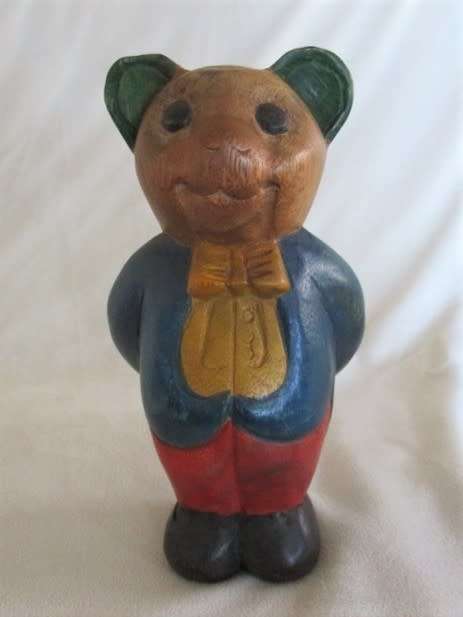 HOW VERY SPECIAL!! A VINTAGE CARVED WOODEN TEDDY BEAR!! (NO.1 OF 2)