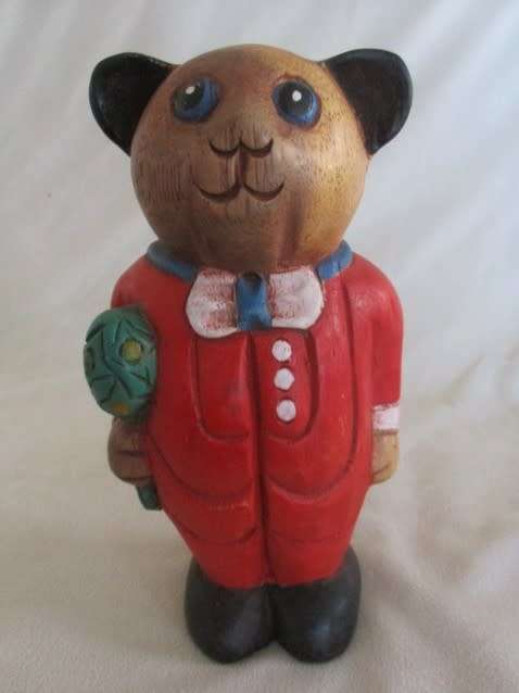 HOW VERY SPECIAL!! A VINTAGE CARVED WOODEN TEDDY BEAR!! (NO.2 OF 2)