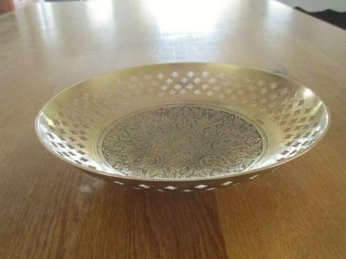 A STUNNING DECORATIVE LARGE VINTAGE ISLAMIC MIDDLE EASTERN BRASS BOWL