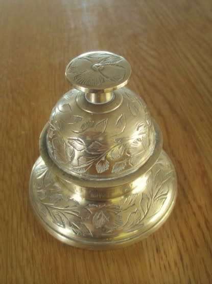 A VINTAGE BEAUTIFULLY ETCHED INDIAN ELEPHANT CLAW TEMPLE BELL WITH RINGER - BASE DIAMETER 7.5CM