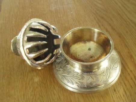 A VINTAGE BEAUTIFULLY ETCHED INDIAN ELEPHANT CLAW TEMPLE BELL WITH RINGER - BASE DIAMETER 7.5CM