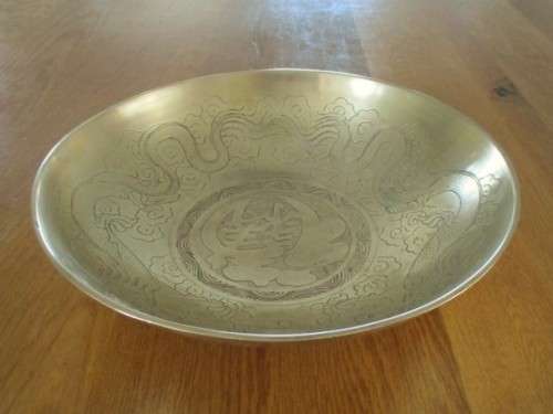 VINTAGE LARGE, HEAVY (1.7Kg) CHINESE BRASS BOWL WITH TWO DRAGONS CHASING A FLAMING PEARL - SIGNED