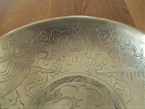 VINTAGE LARGE, HEAVY (1.7Kg) CHINESE BRASS BOWL WITH TWO DRAGONS CHASING A FLAMING PEARL - SIGNED